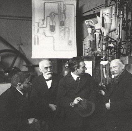 Хайке Камерлинг Оннес (крайний справа) демонстрирует свой ожижитель гелия трем физикам-теоретикам: Нильсу Бору, Хендрику Лоренцу, Полю Эренфесту